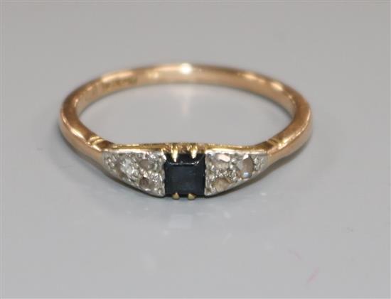 An 18ct gold, sapphire and diamond ring, size M.